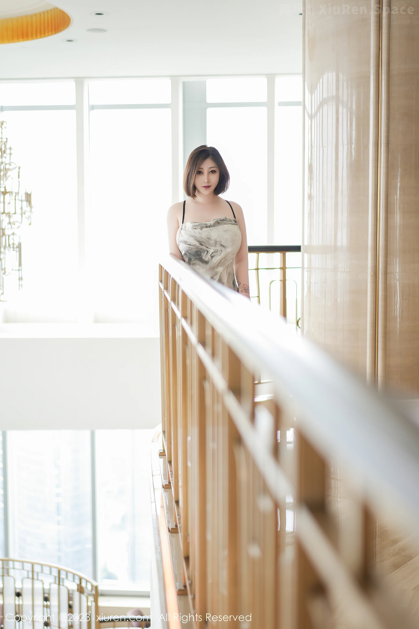 图片[4]-[XiuRen秀人网]VOL.6846 女神妲己_Toxic脱浅灰色吊带连衣长裙露雪峰美臀惹火诱惑写真64P-秀人网官方网站